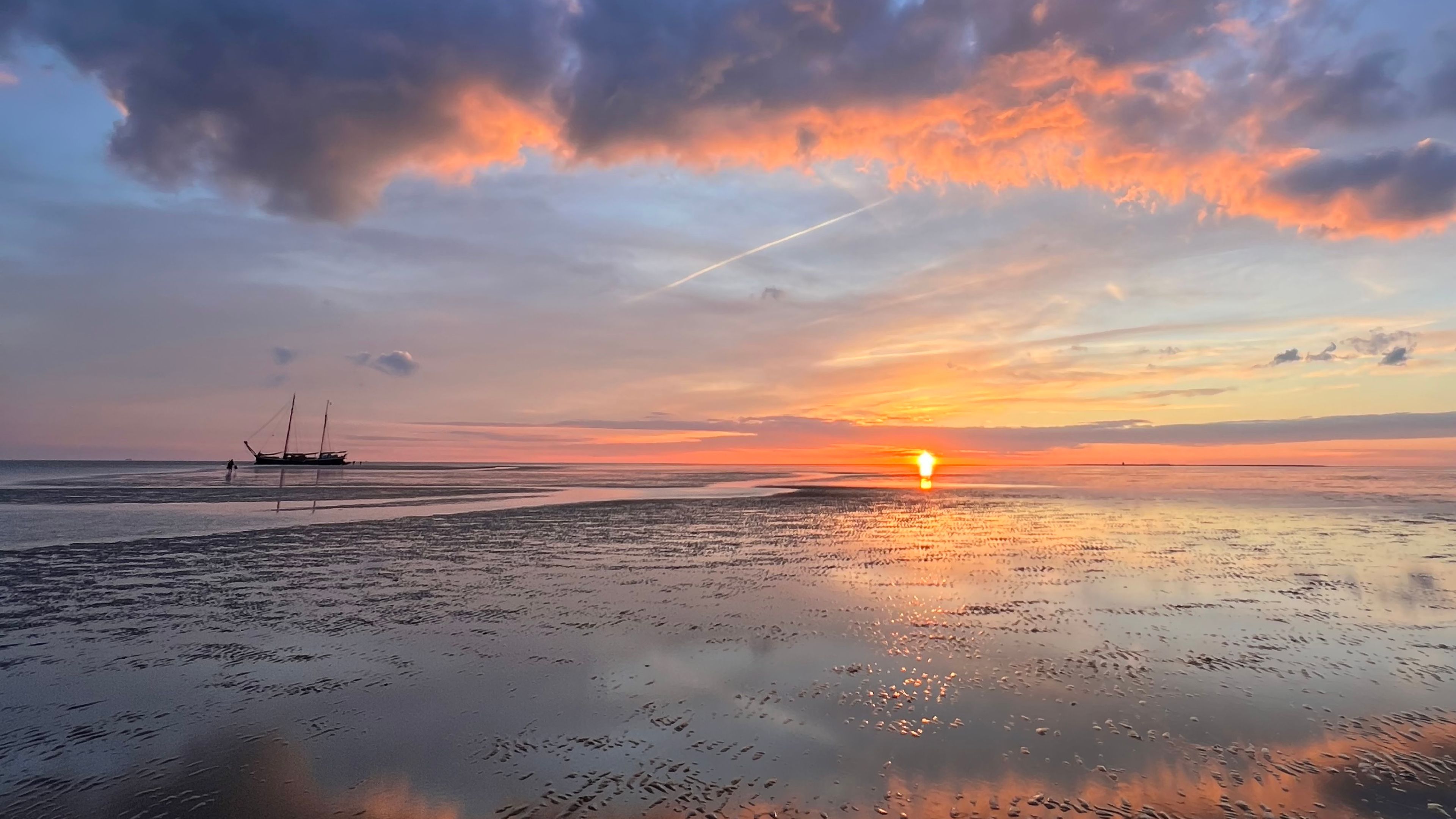 Photo of a sunset at the Wadden Sea