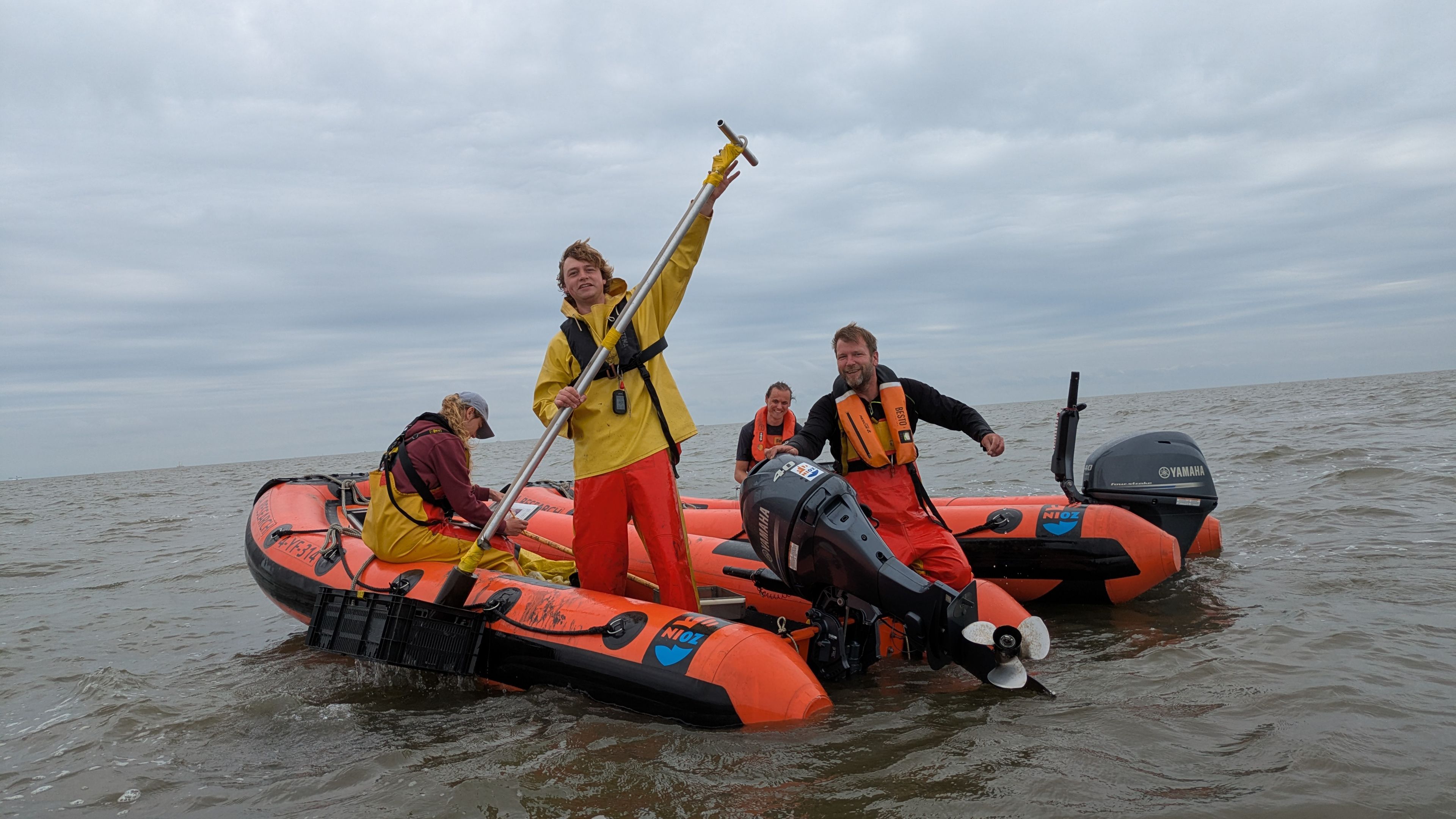 4 people in a rubber boat taking a SIBES sample at Wadden Sea