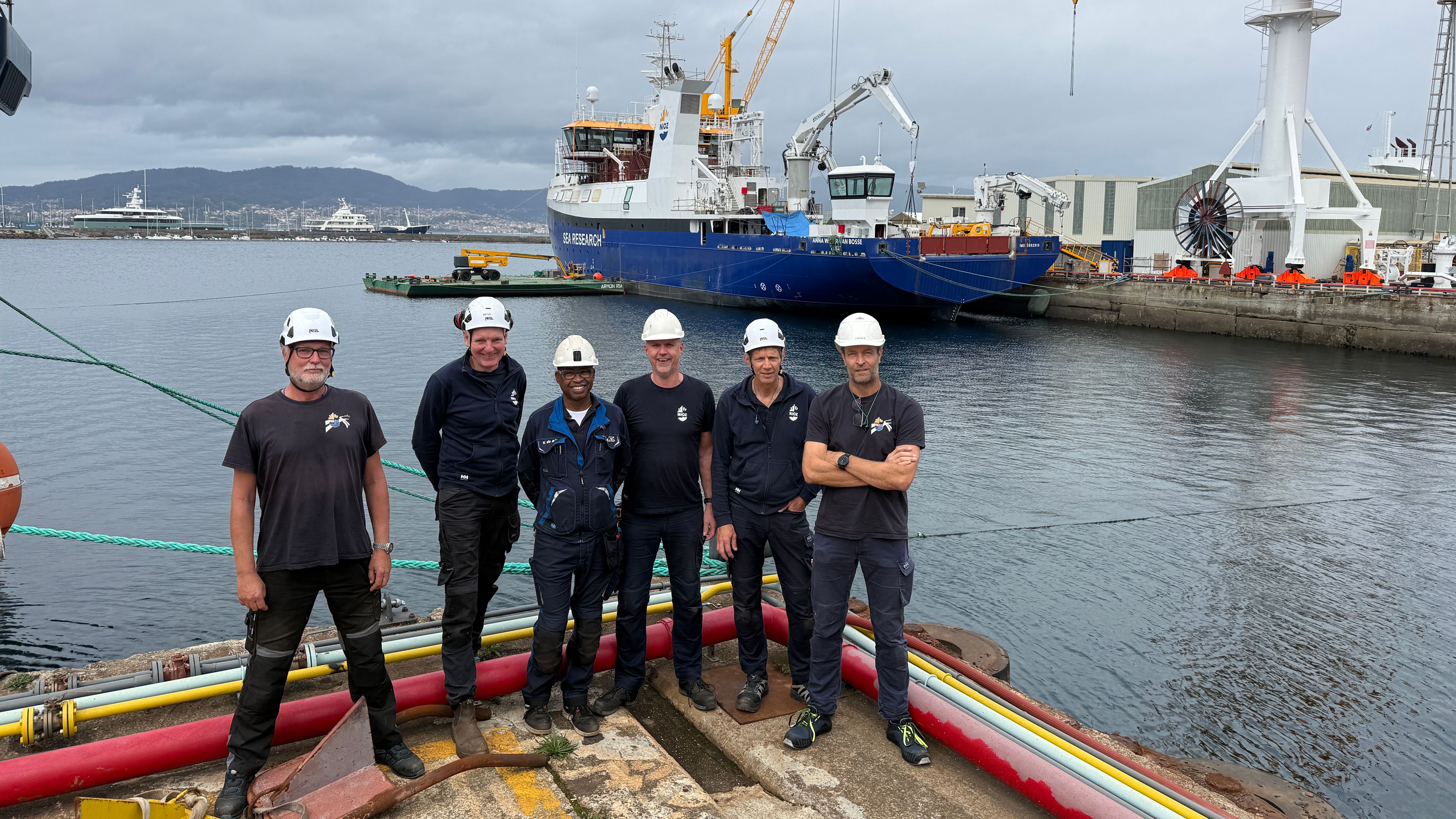 Photo of 6 people at the shipyard at Armon