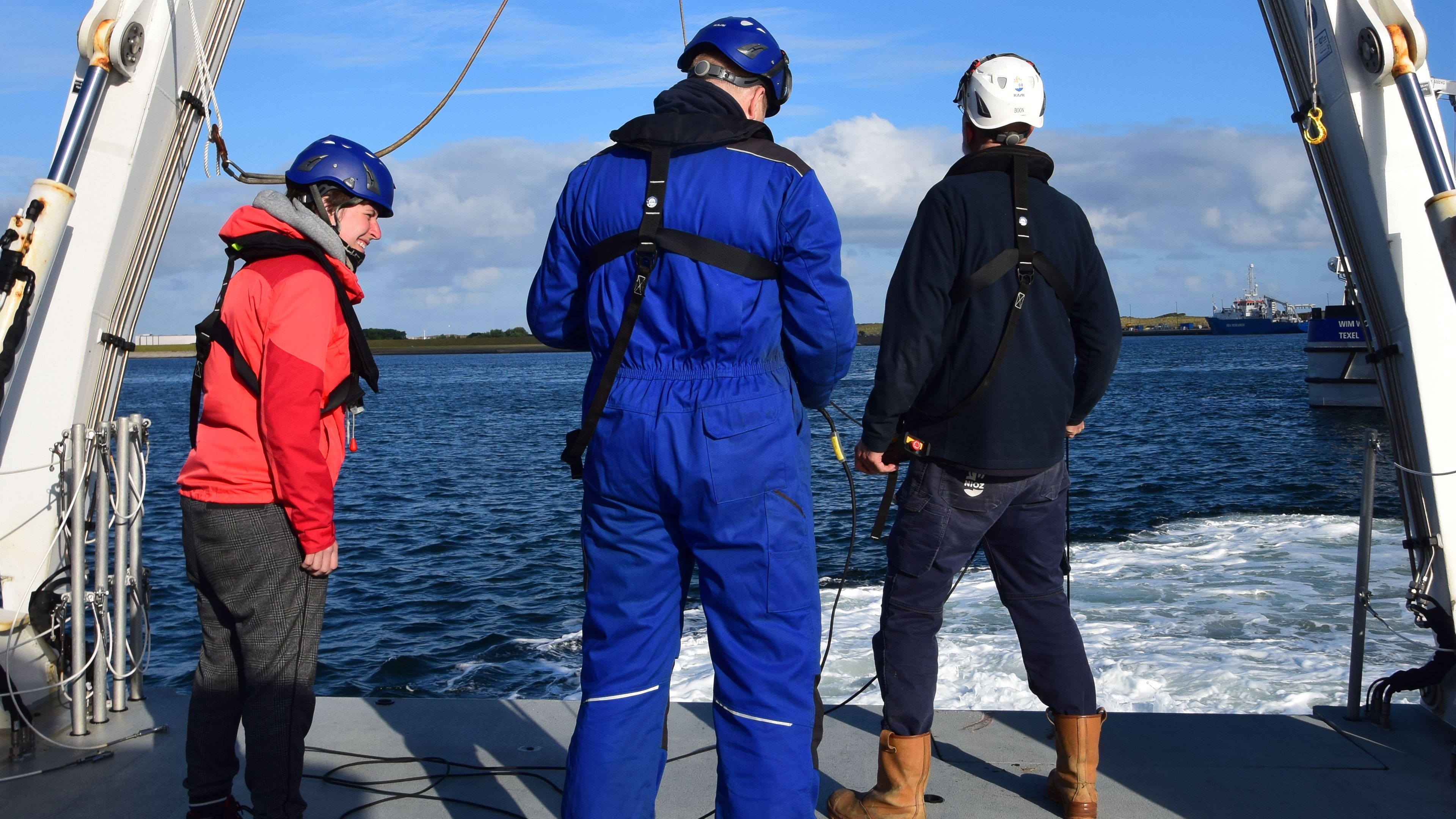 MaMa cursus: 3 people setting out instruments on the backside of a ship