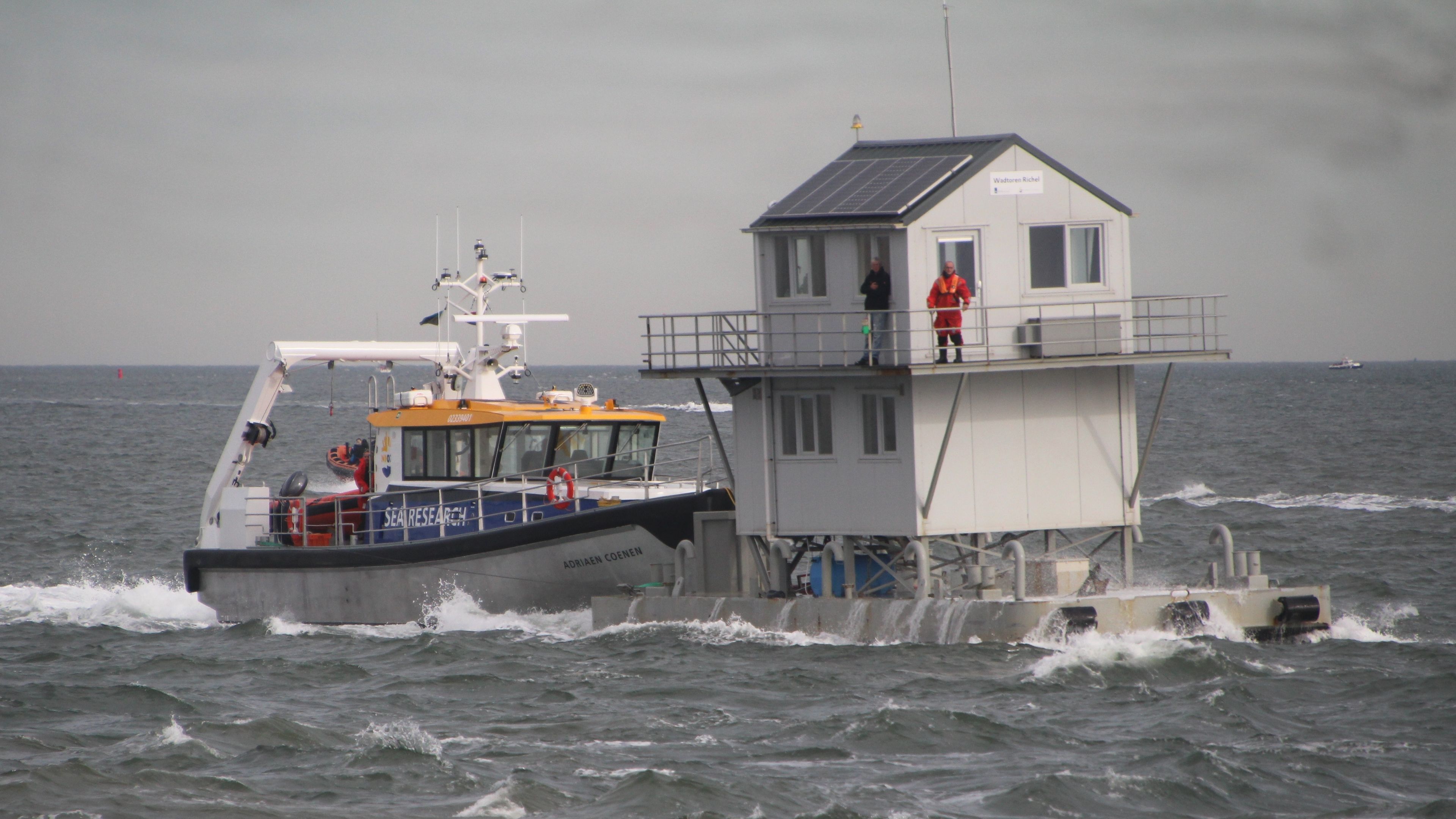 Bringing back de 'Wadtoren' from Richel to the NIOZ harbour on Texel, at the end of the fieldwork season